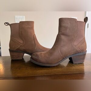 Like new Teva Women’s Anaya Chelsea Boot.